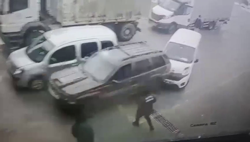 Araç muayene istasyonunda 3 aracın hasar gördüğü kaza kamerada