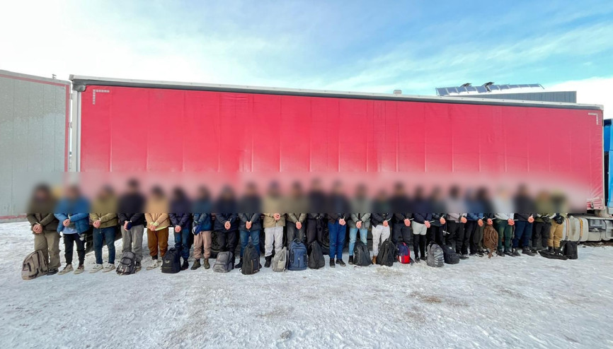 TIRın dorsesinde 25 kaçak göçmen yakalandı