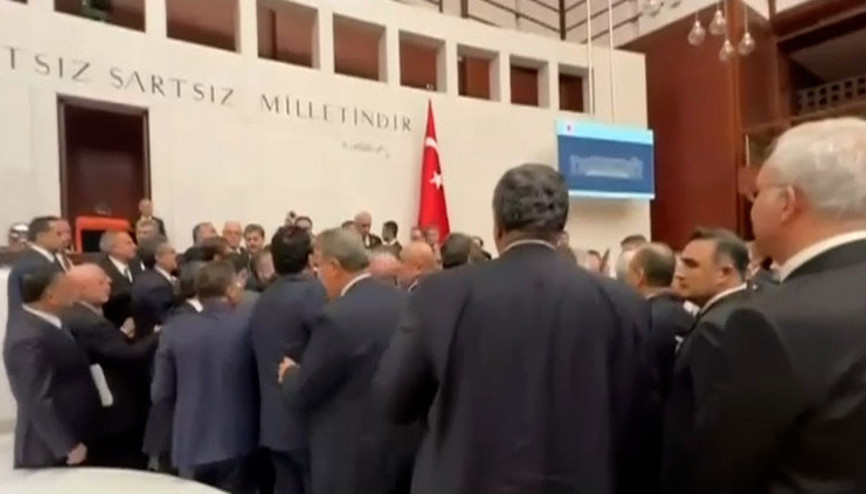 Mecliste kavga Milletvekilleri birbirine girdi
