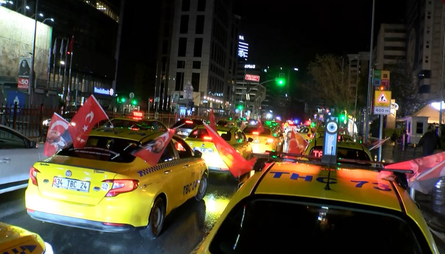 İstanbul -Şişlide taksiciler Türk bayrağına yapılan saldırıya karşı konvoy düzenledi İstanbul -Şişlide taksiciler Türk bayrağına yapılan saldırıya karşı konvoy düzenledi