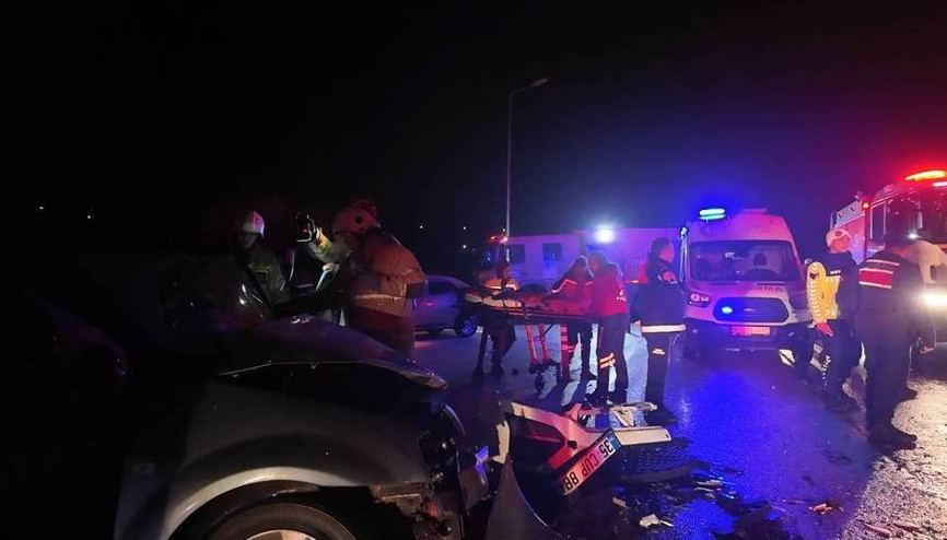 İzmir’de iki otomobil çarpıştı: 2’si ağır 6 yaralı