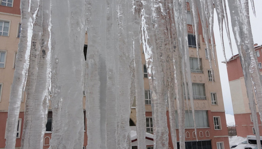 Dondurucu soğuklar etkili oluyor Buz sarkıtlarının boyu 5 metreyi aştı... Valilikten uyarı: Çatı ve saçak altında durmayın