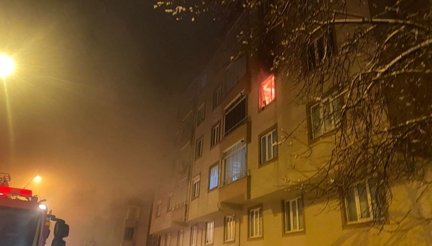 Evde çıkan yangında 6 kişi dumandan etkilendi