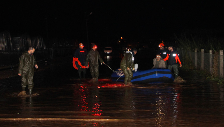 Antalyada tarım alanlarını su bastı; mahsur kalanlar, iş makinesi ve botlarla kurtarıldı Antalyada tarım alanlarını su bastı; mahsur kalanlar, iş makinesi ve botlarla kurtarıldı