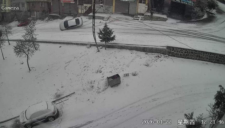 Otomobilin duvara çarpıp devrildiği kaza kamerada