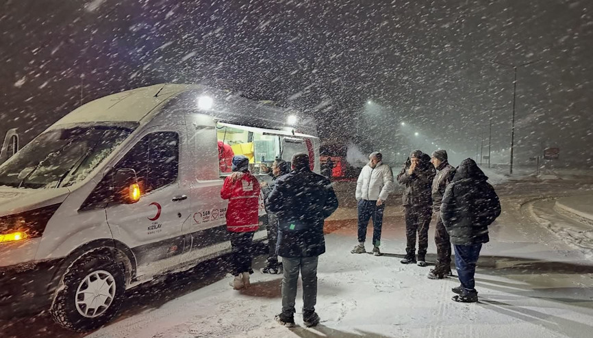 Malatyada kardan yollar kapanınca, yolcular geceyi tesislerde geçirdi