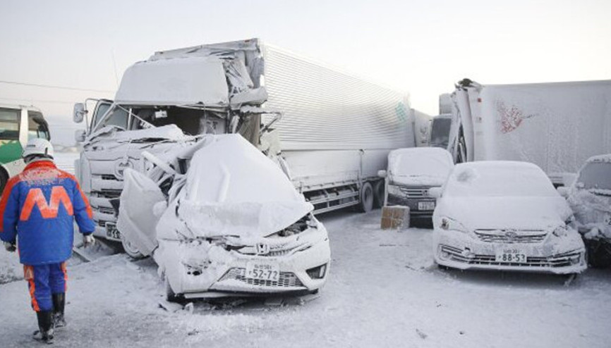 Japonyada kar yağışı peş peşe kazalara yol açtı: 4 ölü, 16 yaralı