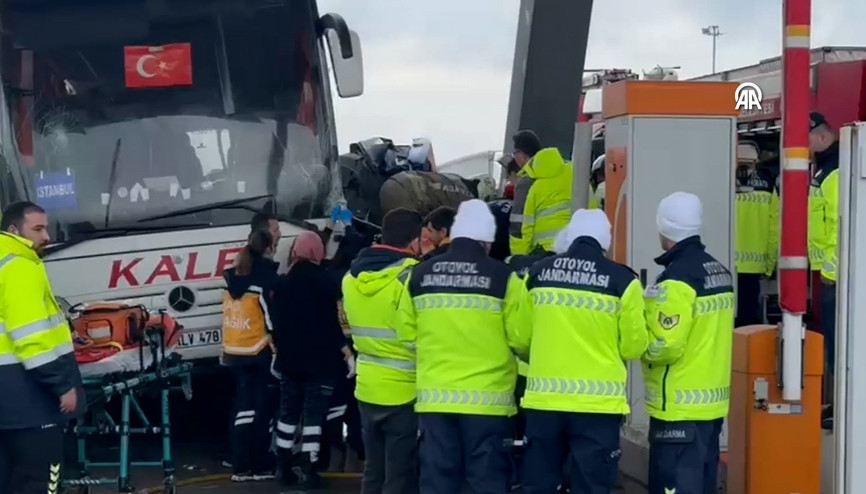 Yolcu otobüsünün çarptığı otomobil gişede sıkıştı