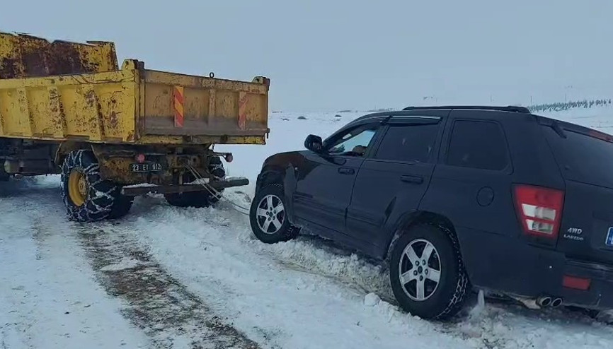 Elazığda karda mahsur kalan cip, kurtarıldı