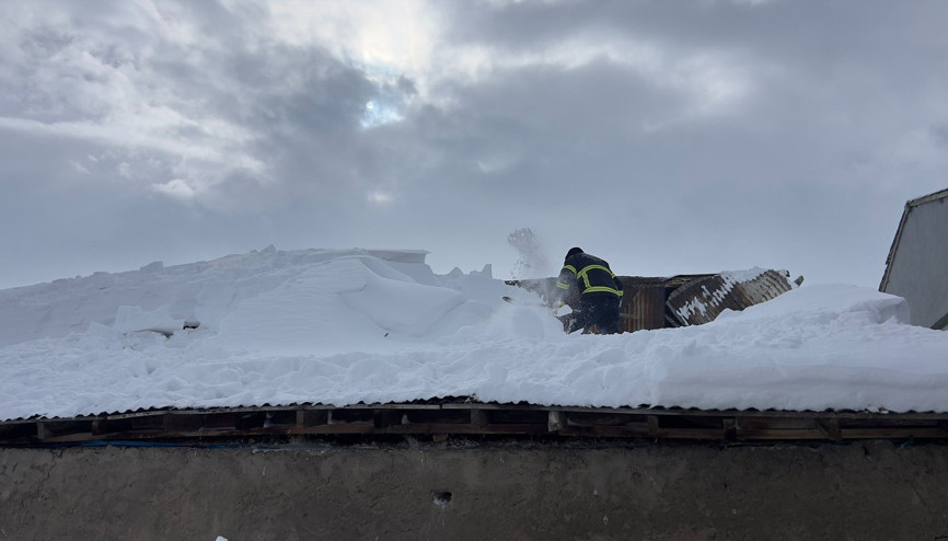 Yoğun kar yağışı etkili oluyor Faciadan dönüldü: Kerpiç evin çatısı çöktü, duvarları çatladı