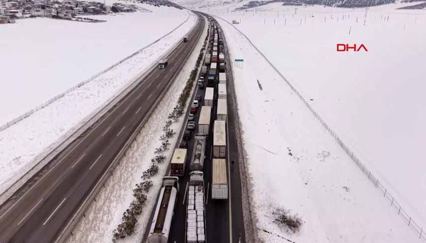 TAG otoyolunda kilometrelerce araç kuyruğu
