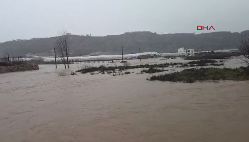 Sarı kodla uyarılan Antalyada tarım alanları su altında kaldı