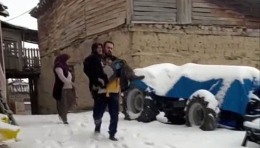 90 yaşındaki hastayı kucağını alarak ambulansa taşıdı
