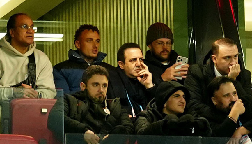 Galatasarayın yeni yıldızı Noa Lang tribünden takip etti