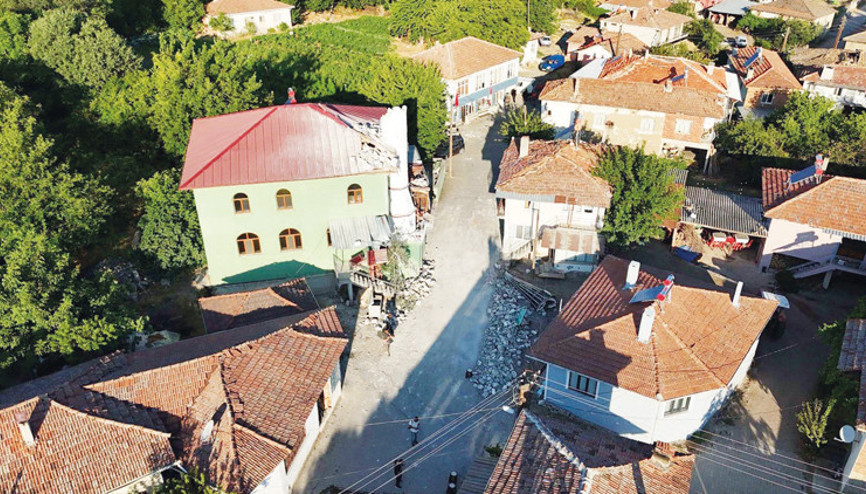 Sındırgı yine beşik gibi: Art arda depremler ne anlama geliyor