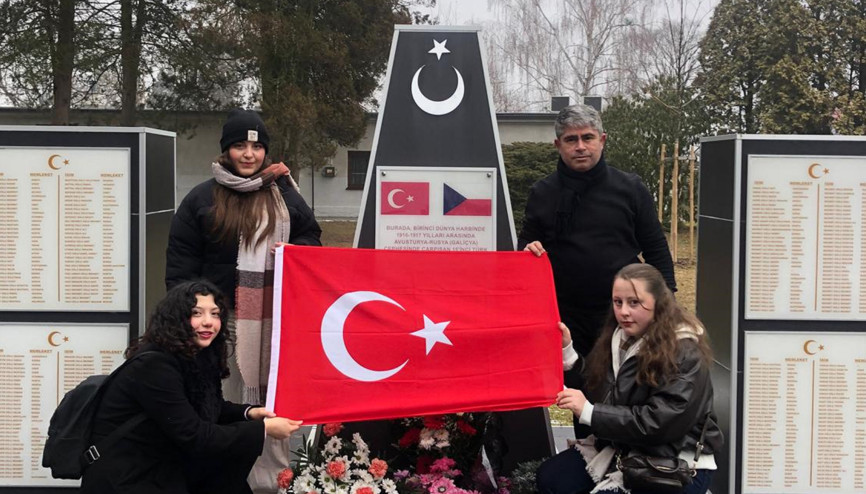 Sandıklılı öğrenciler Çekyada Türk Şehitliğini ziyaret etti Sandıklılı öğrenciler Çekyada Türk Şehitliğini ziyaret etti