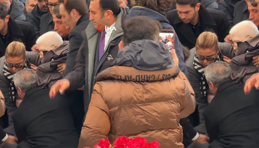 İzzet Günay sevenlerini korkuttu Cenaze töreninde bir anda yere yığıldı