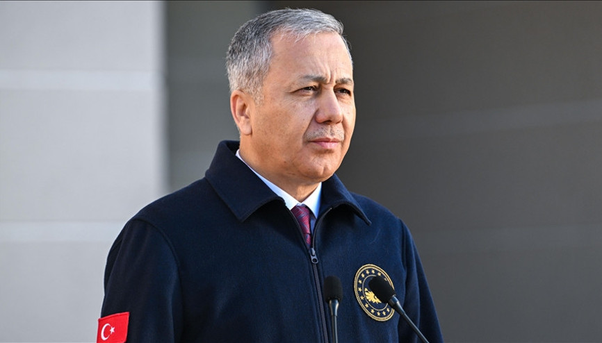 Bakan Yerlikaya duyurdu: Kafa atarak araç camını kıran maganda yakalandı