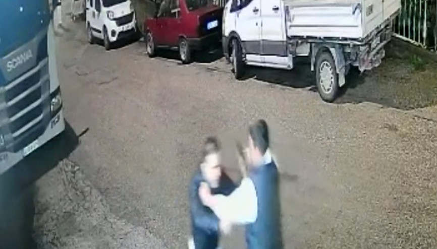 Birlikte içki içerken tartıştı, evinden çağırıp bıçakladı