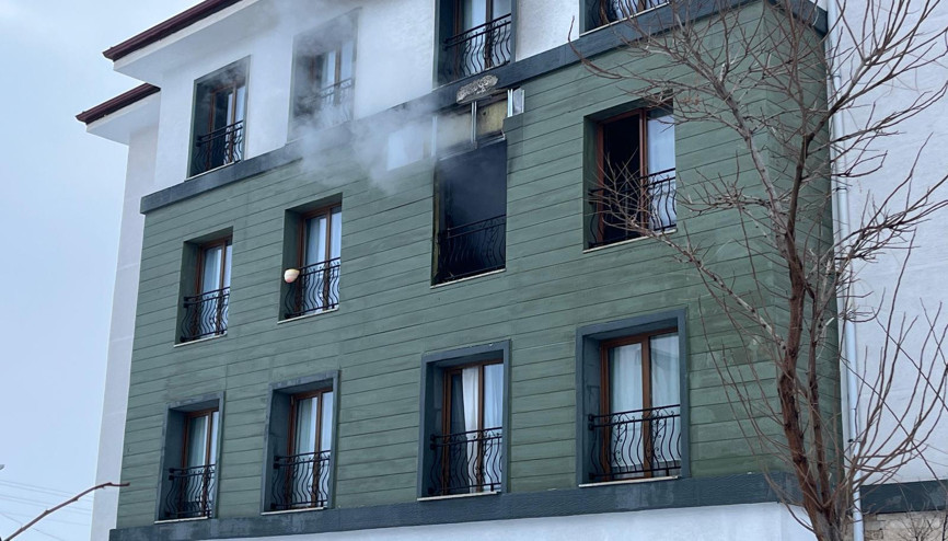 Apartmanda çıkan yangında 11 kişi dumandan etkilendi