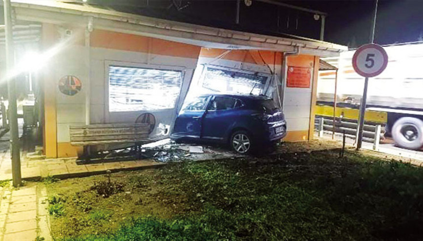 Yoldan çıktı ok gibi saplandı