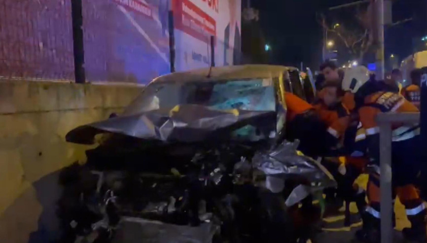 İstanbul - Ümraniyede hafif ticari araç ile otomobil çarpıştı: 3 yaralı