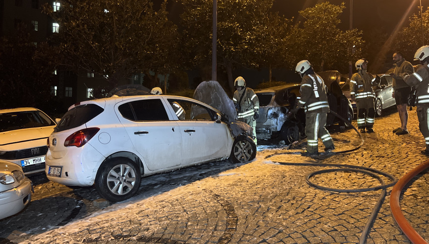 İstanbul - Beşiktaşta park halindeki 4 otomobil alev alev yandı