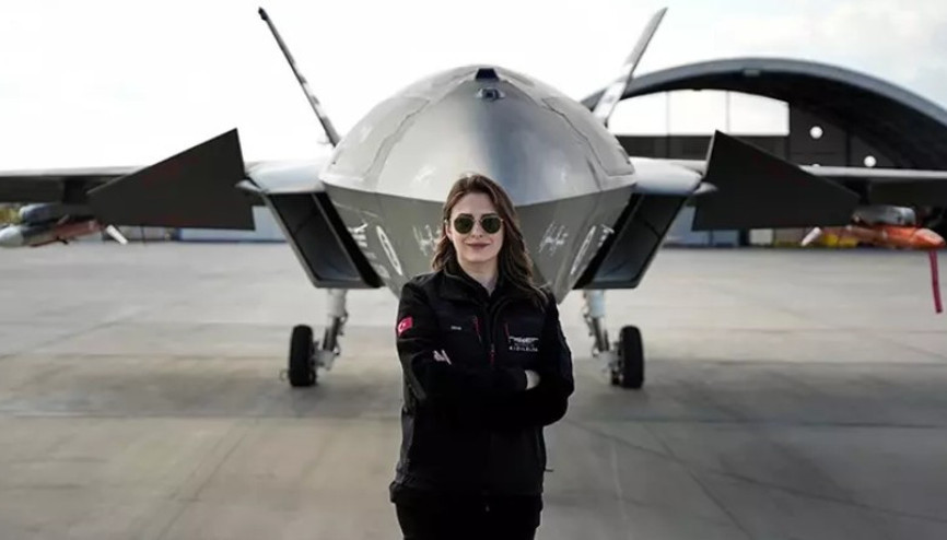 Türkiyenin ilk insansız savaş uçağı KIZILELMAnın kadın pilotu
