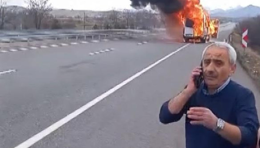 Yolcu taşıyan minibüs, alev topuna döndü