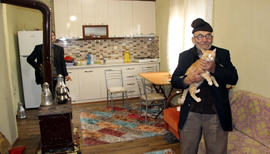 Yanan evinin önünde kedisine sarıldığı fotoğrafla tanınan Ali Meşe 93 yaşında öldü