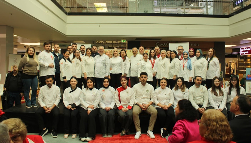 İzmir’de özel çocukların tatlı telaşı Mutfakta ve sahnede engel yok