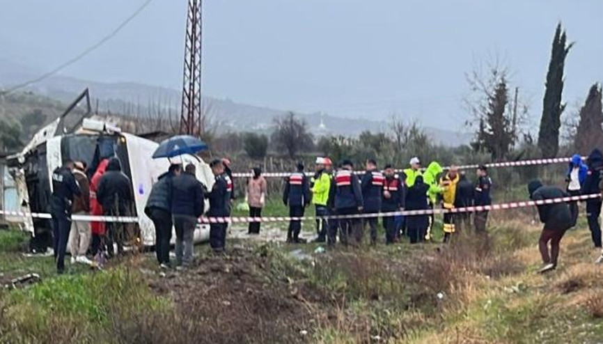 Memurları taşıyan servis aracı üzüm bağına uçtu: 1 kişi hayatını kaybetti, 25 yaralı