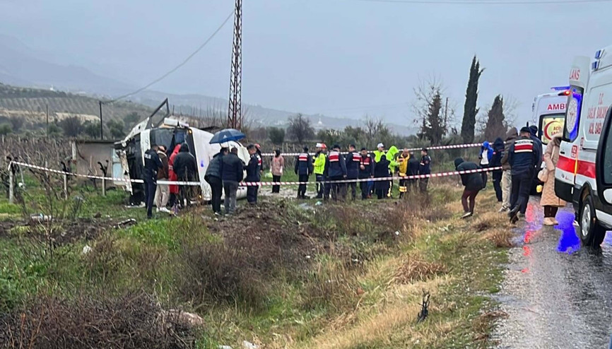 Memurları taşıyan midibüs devrildi: 1 ölü, 25 yaralı
