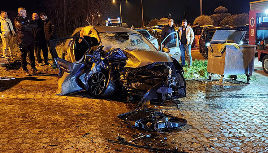 Feci kaza: İki otomobil kafa kafaya çarpıştı