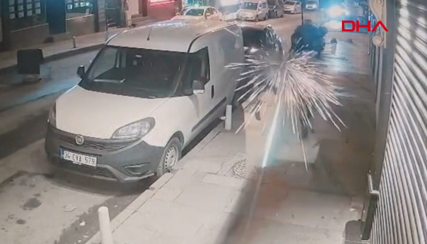 Caddede kalaşnikoflu saldırı kamerada