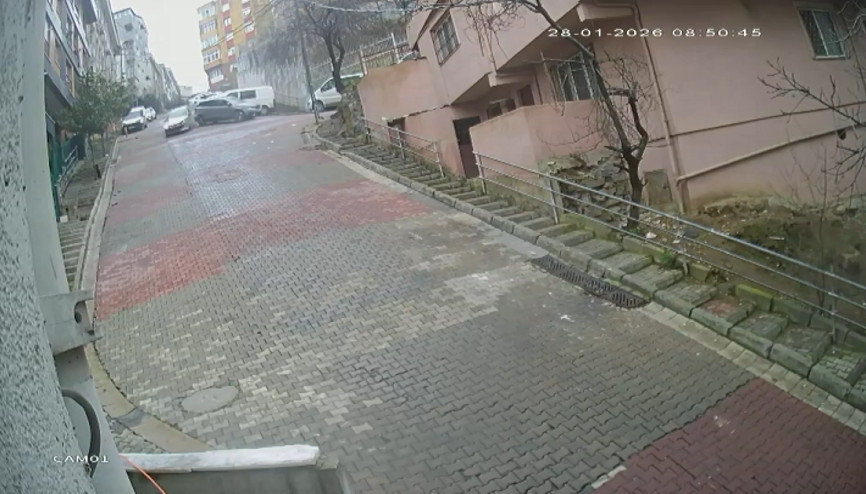 İstanbul- Kağıthanede 2 araca ve doğalgaz kutusuna çarparak takla atan otomobil kamerada