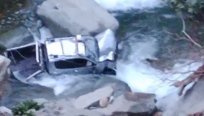 Rizede kamyonet dereye yatağına düştü: 2 yaralı Rizede kamyonet dereye yatağına düştü: 2 yaralı