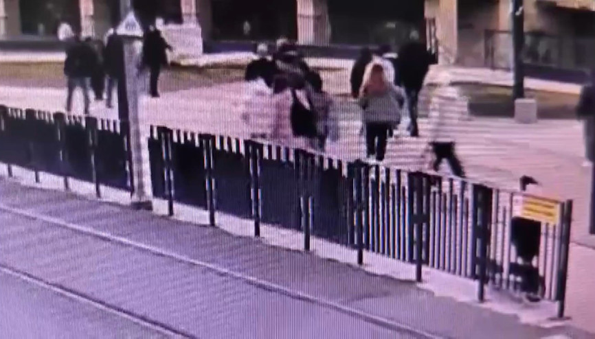 İstanbul-Fatihte çaldıkları cep telefonunu polisi görünce attılar; kaçarken yakalandılar