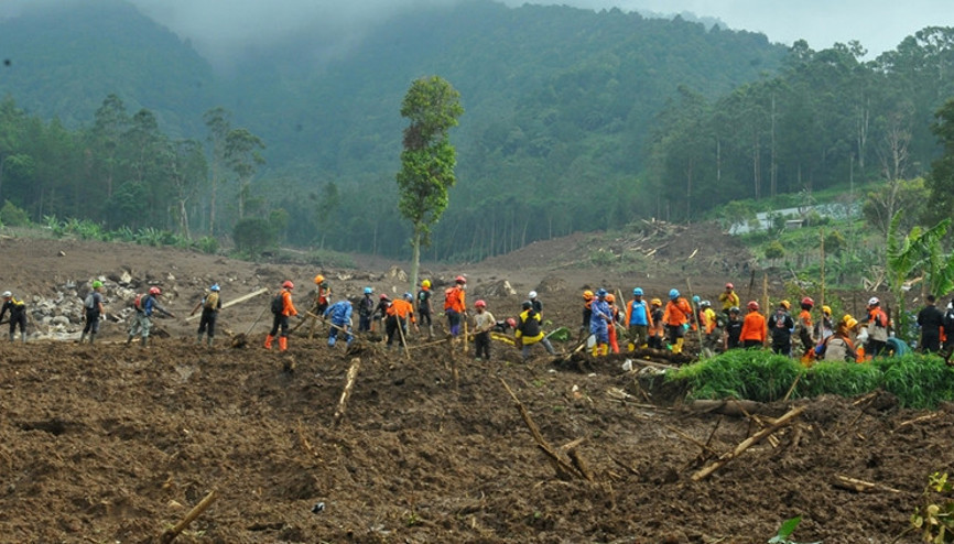 Endonezyadaki toprak kaymasında ölü sayısı 53e yükseldi
