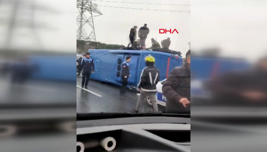 Kağıthanede cezaevi nakil aracı devrildi