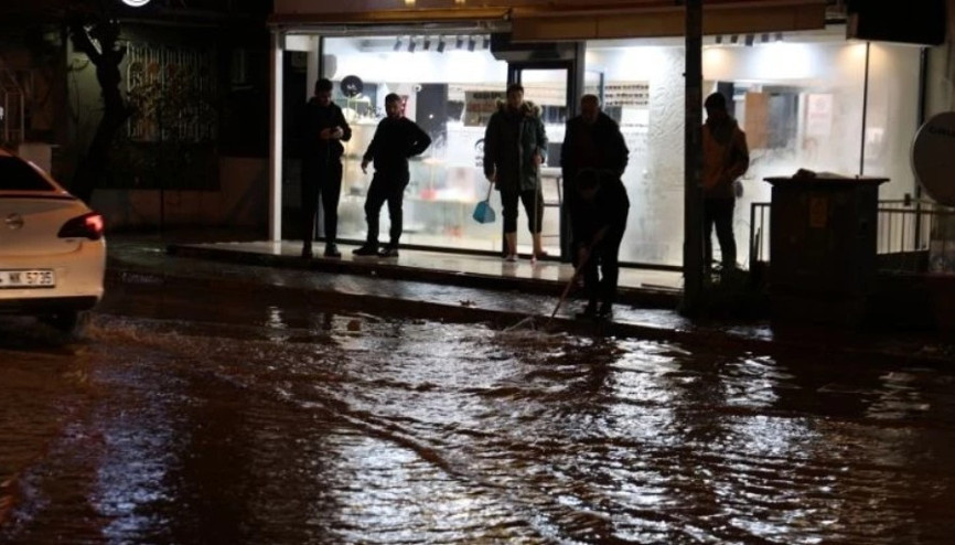 İzmir’i sağanak vurdu