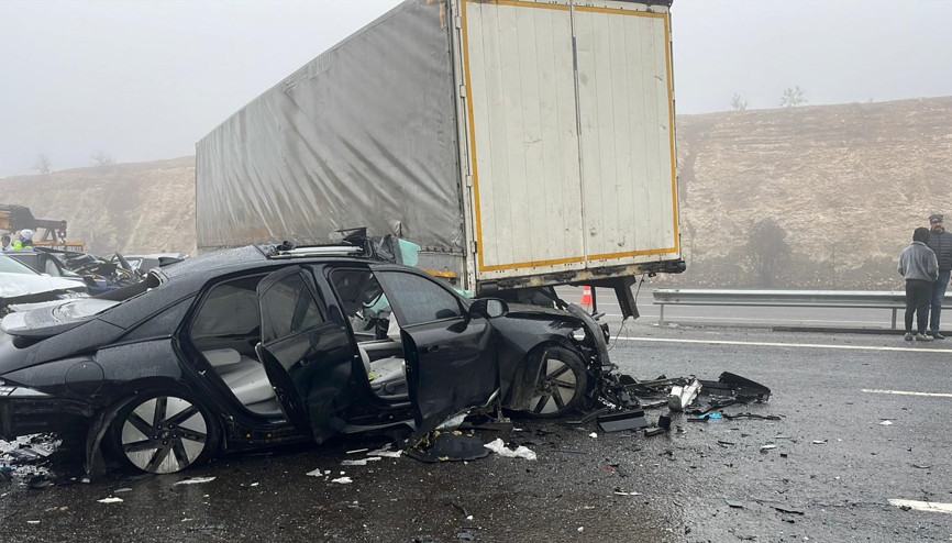 Yoğun sis kazaya neden oldu 10 araç birbirine girdi: 2 kişi hayatını kaybetti