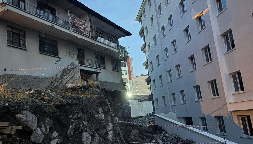 Altındağ’da inşaat kazısında temeli zedelenen bina boşaltıldı