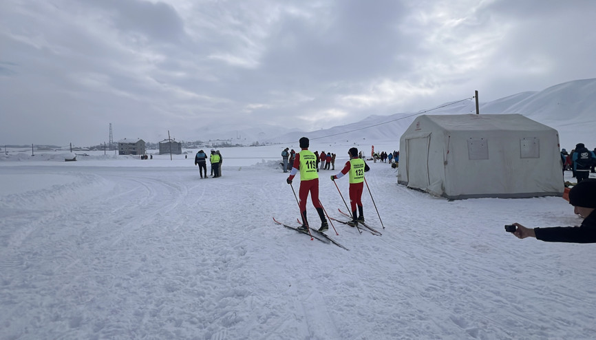 Yüksekovada 365 sporcunun katıldığı Türkiye Kayaklı Koşu Eleme Yarışması başladı