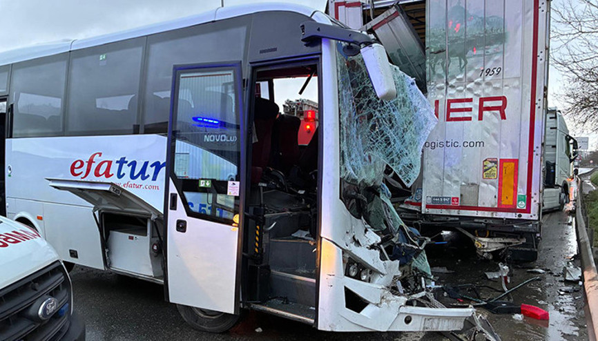 Kurtköyde midibüs park halindeki TIRa çarptı: 13 yaralı