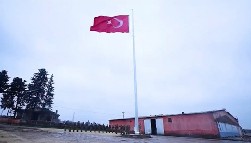 Çirkin saldırının gerçekleştiği yere dev Türk bayrağı Çirkin saldırının gerçekleştiği yere dev Türk bayrağı