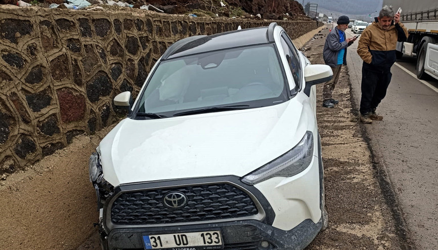 Otomobil ile hafif ticari araç çarpıştı: 2si çocuk, 5 yaralı