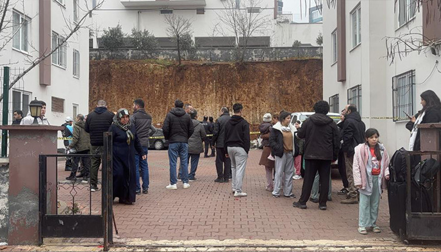 Gaziantep’te facianın eşiğinden dönüldü İstinat duvarı araçların üzerine çöktü