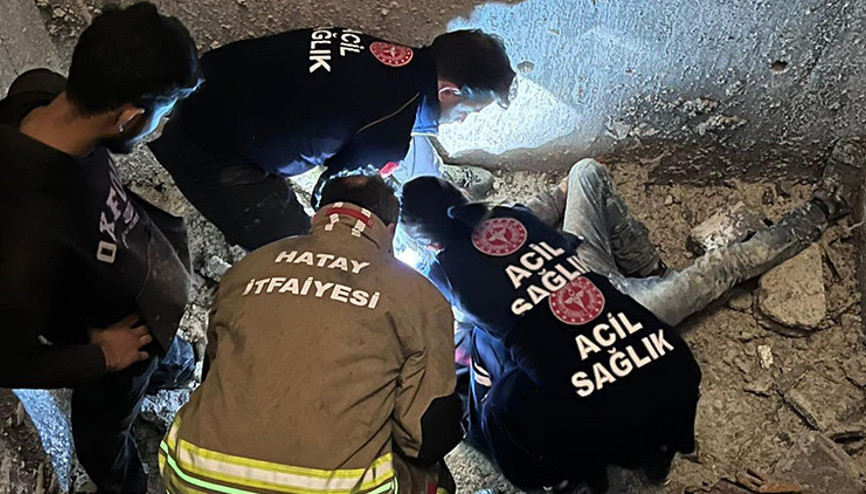 Asansör boşluğuna düşerek yaralanan kişiyi itfaiye kurtardı