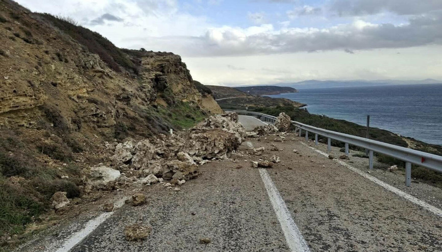 Bozcaadada sağanak sonrası heyelan meydana geldi
